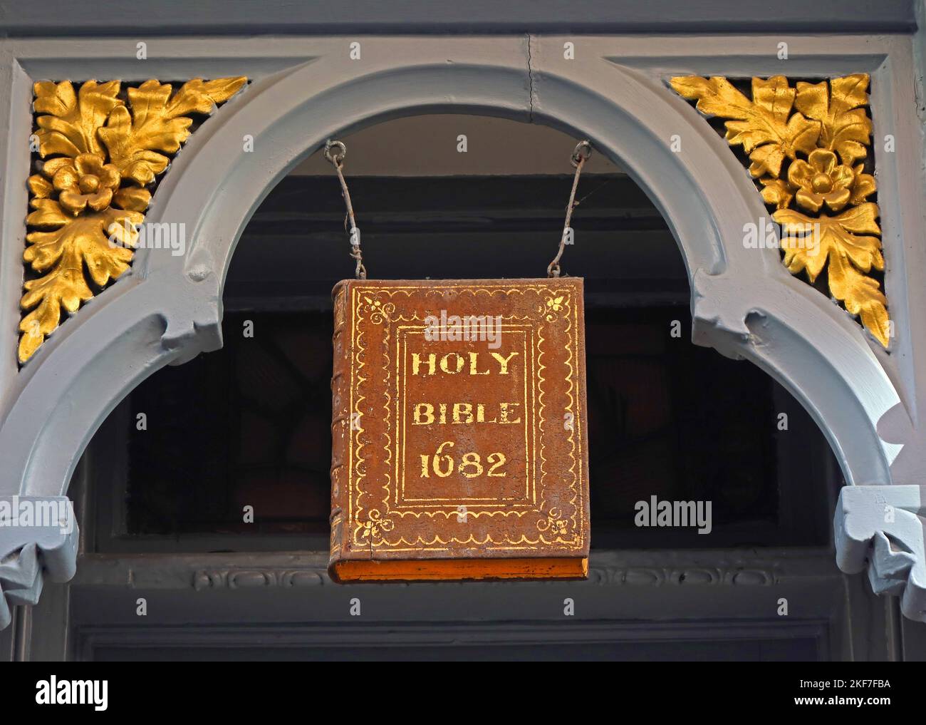Oliver Bonas shop, 35 Stonegate, York, North Yorkshire, Angleterre, Royaume-Uni ,YO1 8AW - avec la sainte bible 1682 suspendue au-dessus de l'entrée Banque D'Images