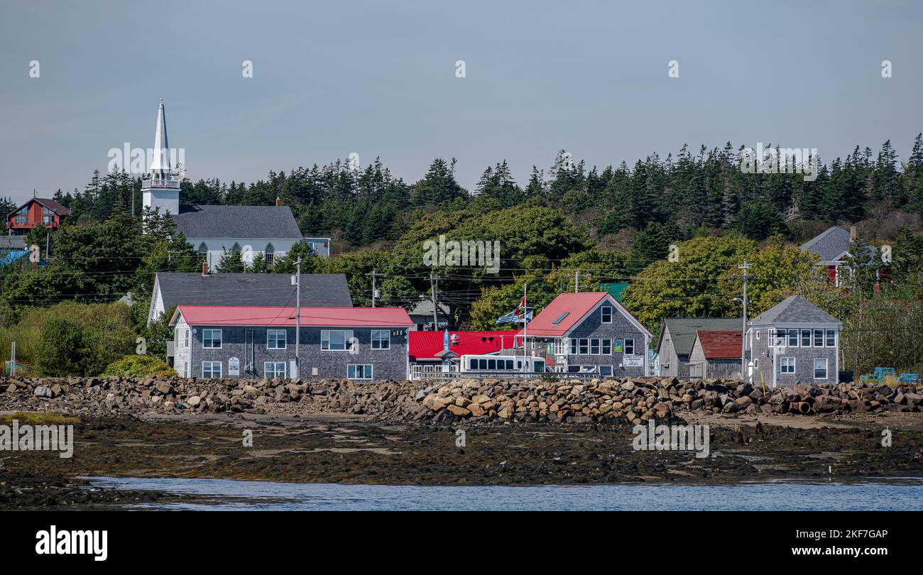 Un zoom longue distance de hpuses colorées sur l'île Briar, en Nouvelle-Écosse Banque D'Images