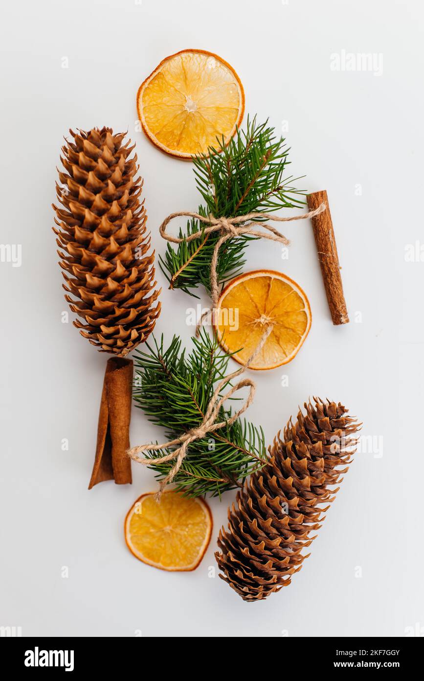 Fond de Noël. Agrumes et épices sur table en bois. Vue de dessus, espace de copie. Banque D'Images