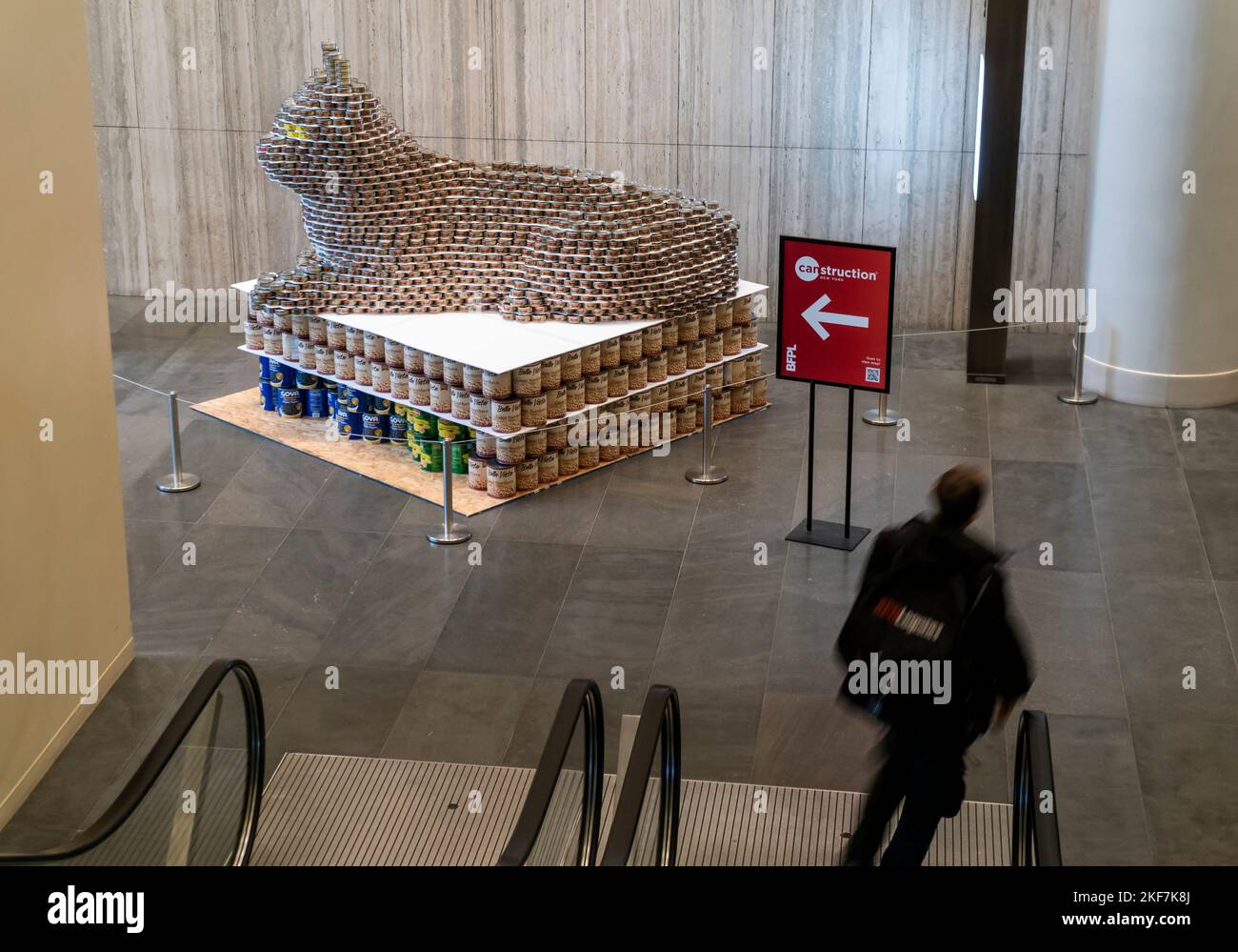 Les visiteurs peuvent voir Bodega Cat de Stantec lors du Concours annuel de conception de la construction à New York, vu vendredi, 11 novembre 2021, exposé à Brookfield place à New York. Entreprise d'architecture et de design participer à la conception et à la construction de structures géantes faites de boîtes de nourriture. Les canettes sont remises à City Harvest à la fin de l'exposition. Plus de 100 000 boîtes de nourriture sont collectées et seront utilisées pour nourrir les nécessiteux dans les cuisines à soupe et les panessaye de nourriture. (© Richard B. Levine) Banque D'Images