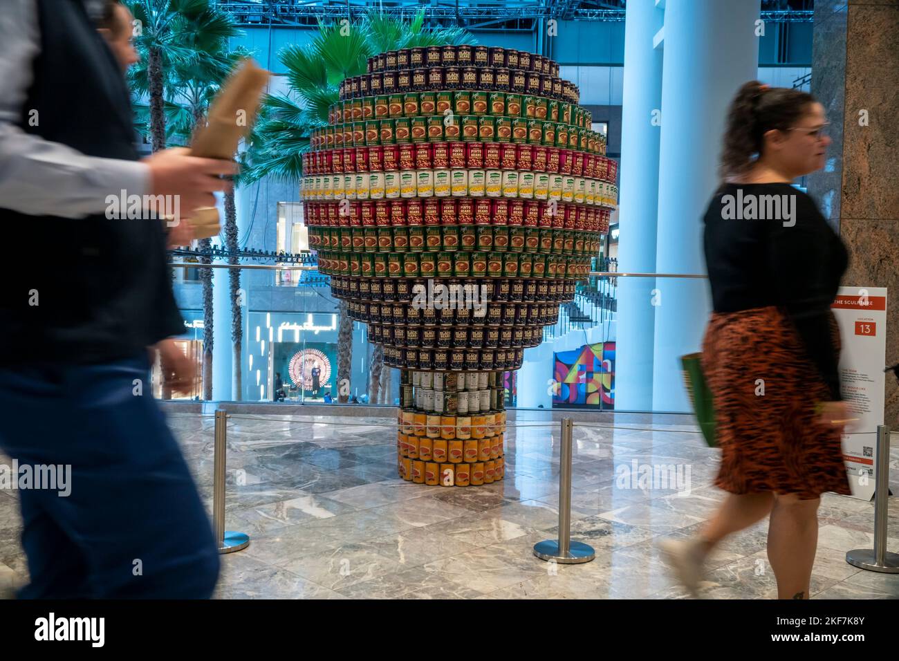 Les visiteurs peuvent voir une montgolfière étrange d'ARUP lors du Concours annuel de conception de la construction de canintruceuses à New York, vu vendredi, 11 novembre 2021, exposé à Brookfield place à New York. Entreprise d'architecture et de design participer à la conception et à la construction de structures géantes faites de boîtes de nourriture. Les canettes sont remises à City Harvest à la fin de l'exposition. Plus de 100 000 boîtes de nourriture sont collectées et seront utilisées pour nourrir les nécessiteux dans les cuisines à soupe et les panessaye de nourriture. (© Richard B. Levine) Banque D'Images