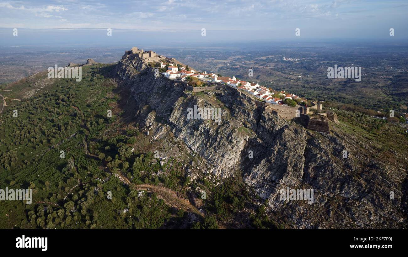 Vue aérienne sur Marvao, villages historiques du Portugal. Château et vieille ville à l'intérieur d'un mur fortifié sur la falaise d'une montagne. Le tourisme rural. Banque D'Images