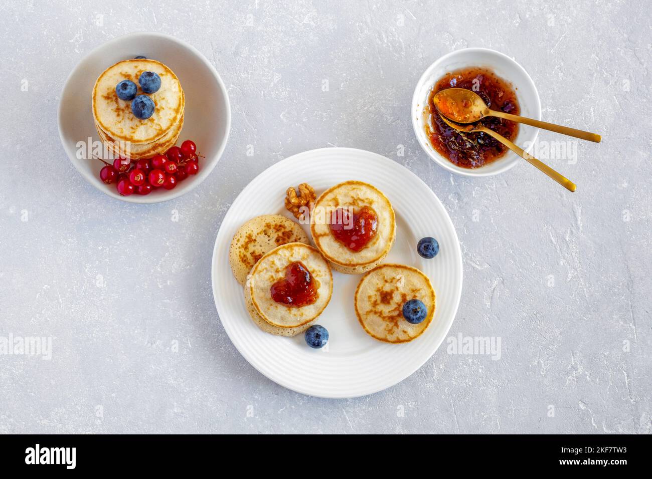 Mini crêpes décorées de confiture en forme de coeur et de baies fraîches, idée de petit déjeuner pour la Saint-Valentin, vue du dessus Banque D'Images
