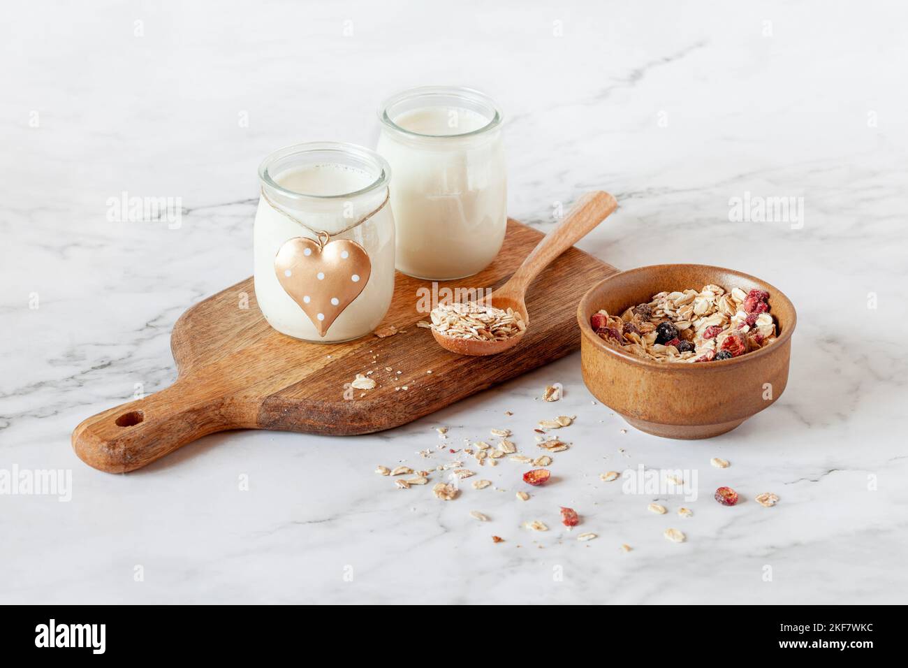 Joghurt de lait avec bol de muesli, idée du petit déjeuner de la Saint-Valentin Banque D'Images