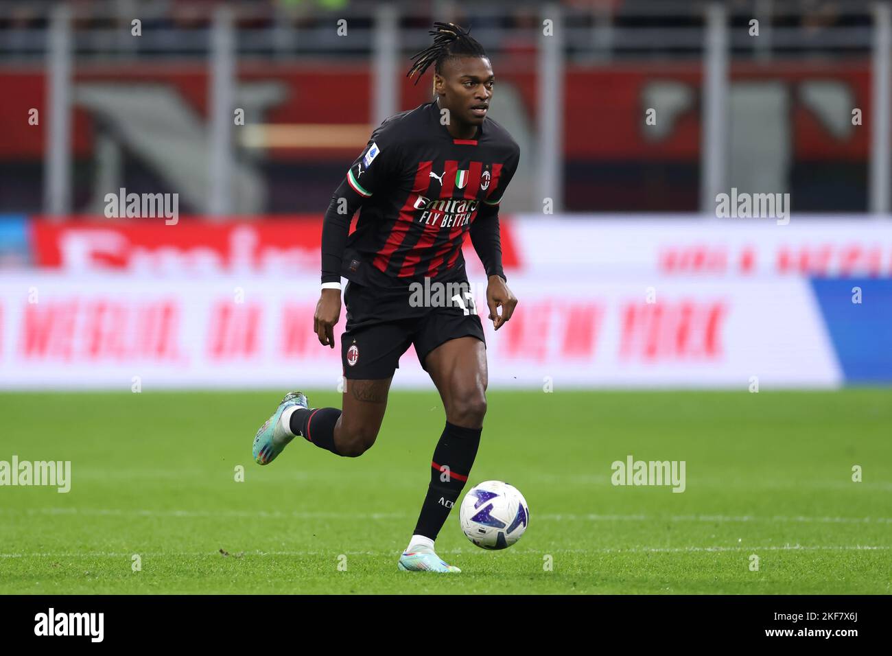 Milan, Italie, 13th novembre 2022. Rafael Leao de l'AC Milan pendant la série Un match à Giuseppe Meazza, Milan. Le crédit photo devrait se lire: Jonathan Moscrop / Sportimage Banque D'Images