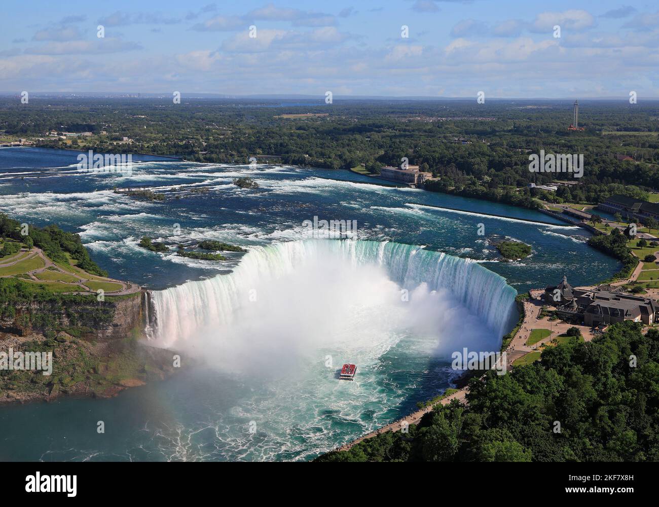 Vue aérienne sur les chutes Horseshoe, y compris le bateau Hornblower naviguant sur la rivière Niagara, le Canada et la frontière naturelle des États-Unis Banque D'Images