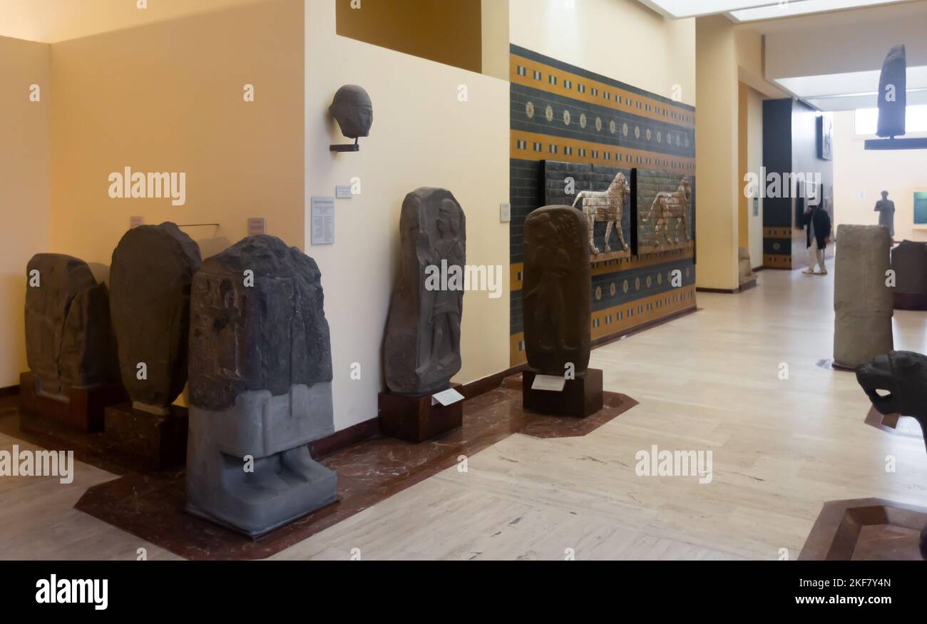 Sculptures de dalles et de stèles avec soulagement au Musée de l'Orient antique à Istanbul Banque D'Images