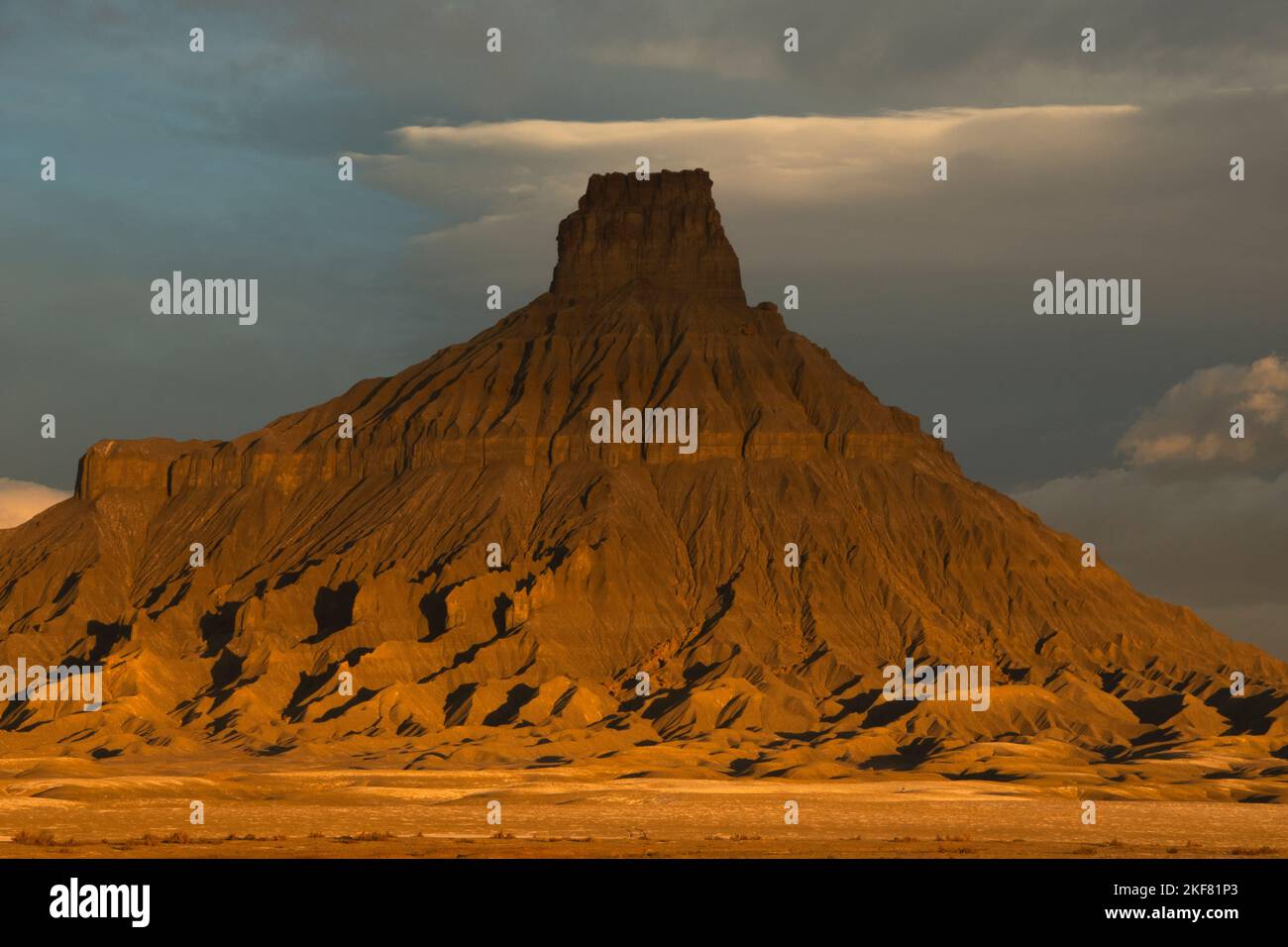 Lever du soleil sur Factory Butte, Hanksville, Utah Banque D'Images