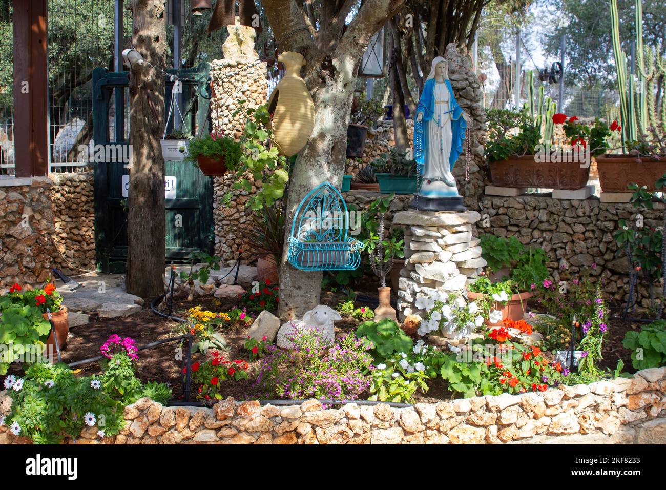 4 novembre 2022 Une statue de la Vierge Marie au sanctuaire érigé au centre des visiteurs sur le Mont Carmel, en Israël, scène du prophète Elie Banque D'Images