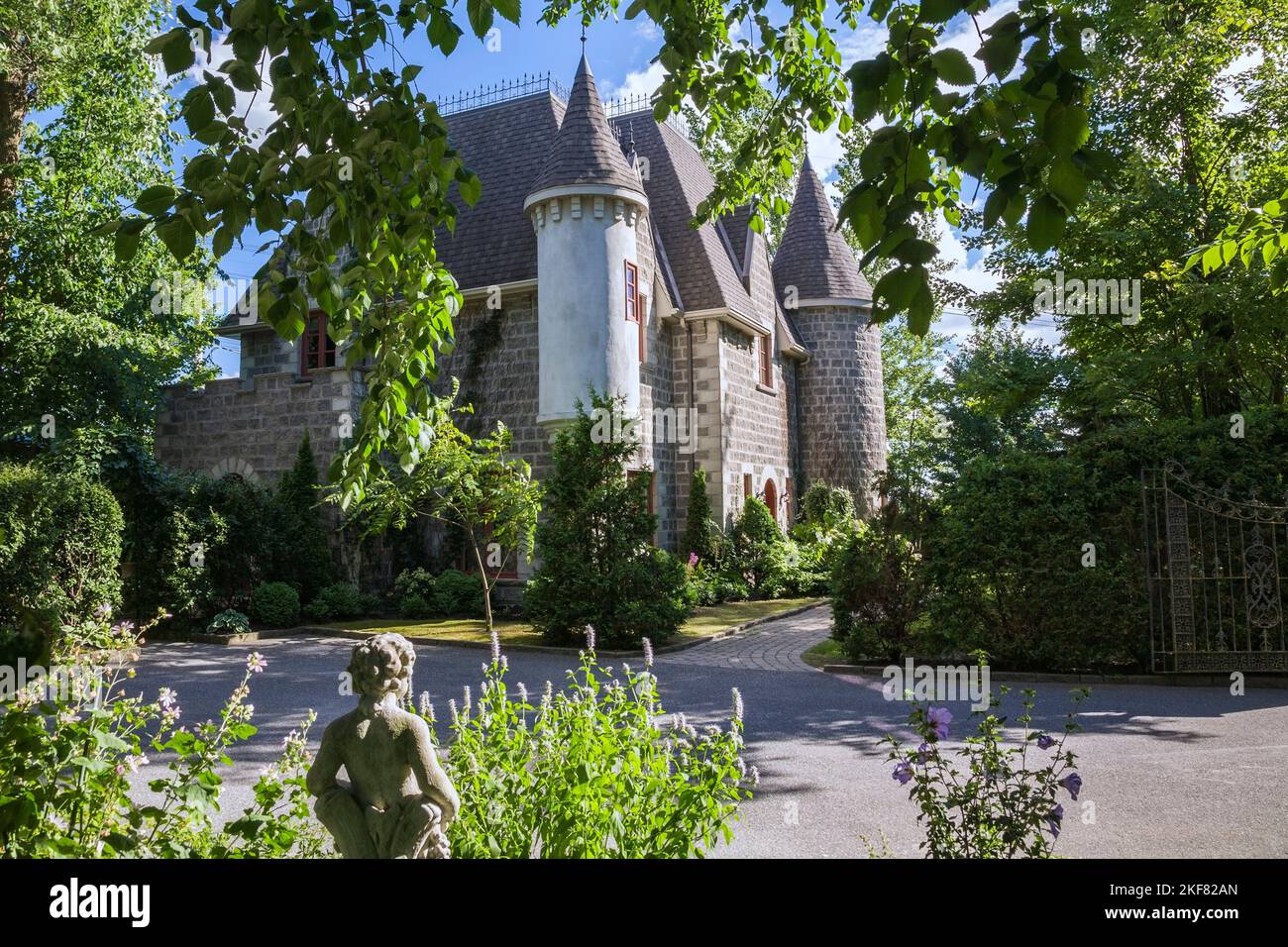 2006 reproduction d'un 16th siècle de pierre grise et mortier style château Renaissance façade de maison en été. Banque D'Images