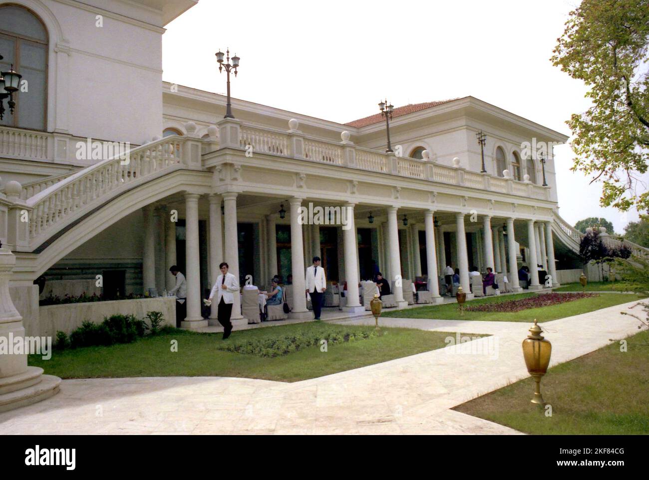 Snagov, Comté d'Ilfov, Roumanie, 1990. Vue extérieure du Palais Snagov, construit en 1930s par la famille royale roumaine et utilisé pendant le régime communiste comme résidence du président N. Ceausescu. Banque D'Images