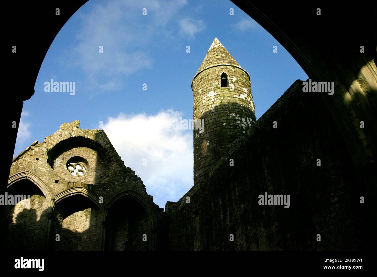 Tour ronde Rock of Cashel vue de la cathédrale, Cashel, comté de Tipperary, Irlande. Banque D'Images