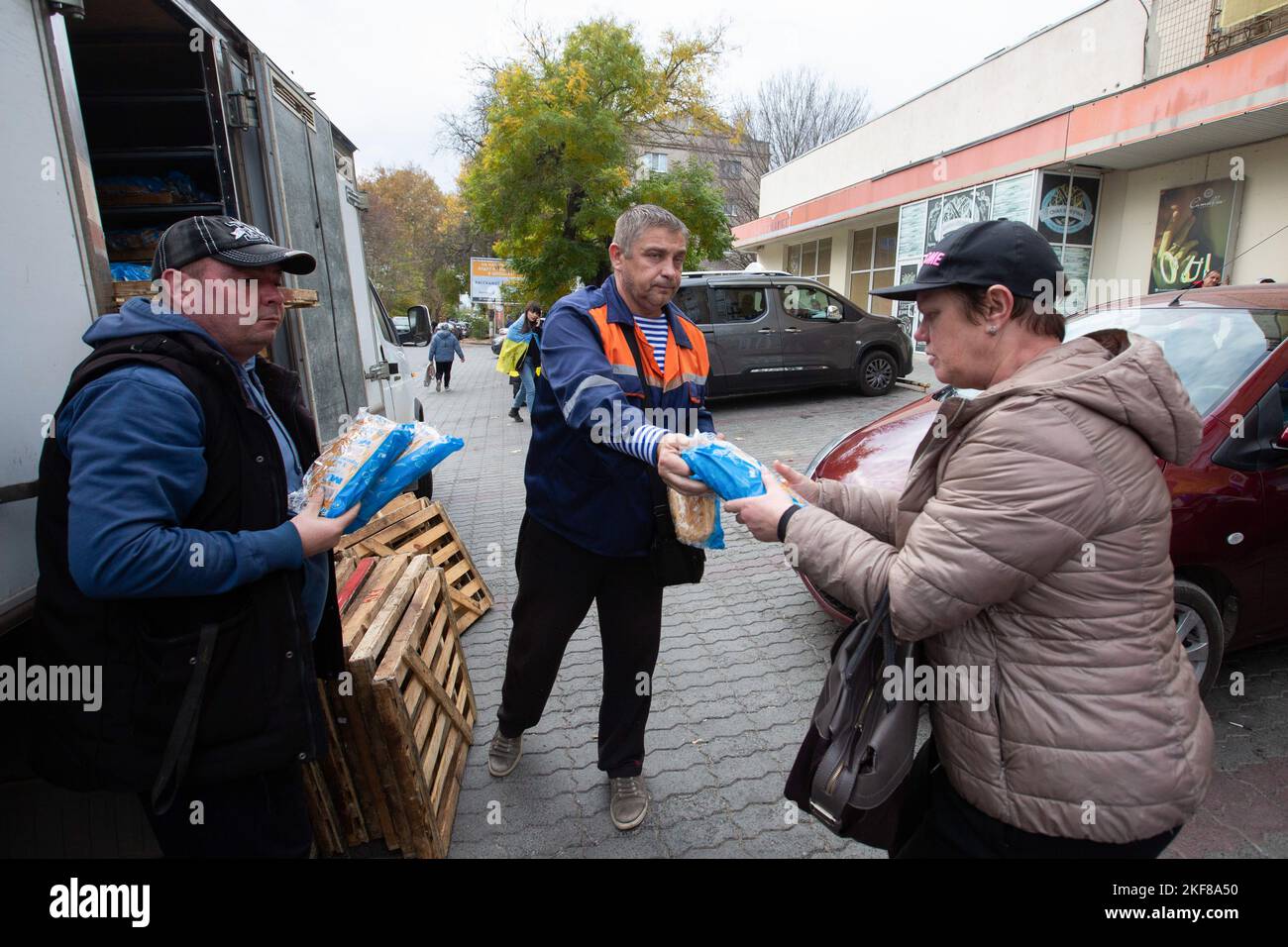 Kherson, Ukraine. 16th novembre 2022. Des bénévoles distribuent du pain à un résident local du centre de Kherson. Les forces armées ukrainiennes ont libéré Kherson de l'occupation russe sur 11 novembre 2022. Kherson a été capturé au début du conflit, peu après l'entrée des troupes russes en Ukraine en février 2022. (Photo par Oleksii Chumachenko/SOPA Images/Sipa USA) crédit: SIPA USA/Alay Live News Banque D'Images