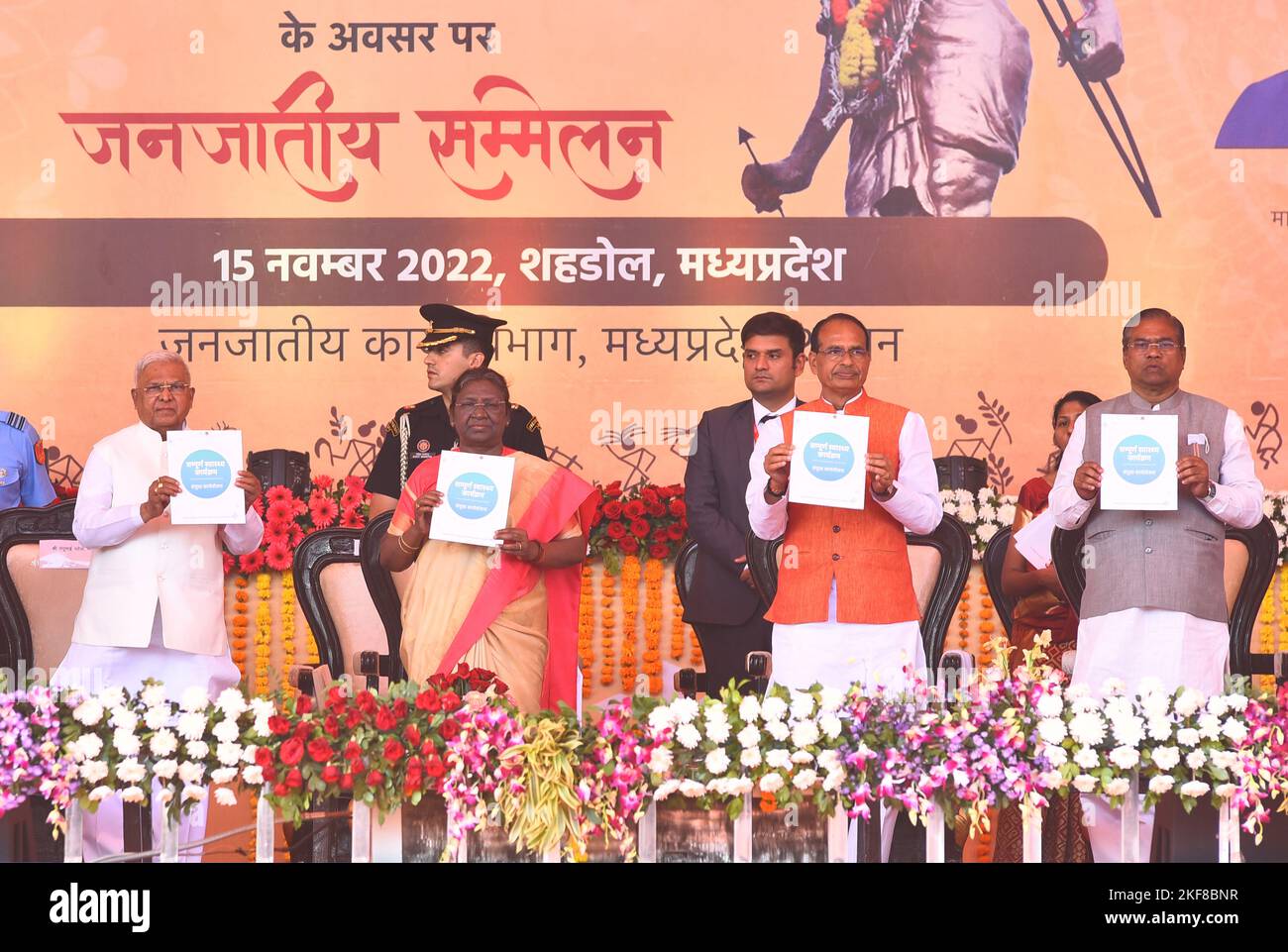 Shahdol, Madhya Pradesh, Inde, 15th novembre 2022. Le président de l'Inde Draupadi Murmu, le gouverneur de Madhya Pradesh Mangubhai Patel et le ministre en chef de Madhya Pradesh Shivraj Singh Chouhan ont lancé des programmes de santé pour les tribales lors de la conférence tribale sur les célébrations de Birsa Munda Jayanti dans le district de Shahdol. Photo PAR- Uma Shankar Mishra Banque D'Images