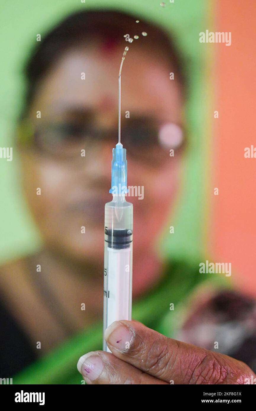 Un agent de santé se prépare à inoculer une dose de vaccin COVID-19 à l'occasion de la Journée mondiale de la vaccination pendant un camp de santé à Agartala. 10 novembre est observé comme la Journée mondiale de la vaccination chaque année, qui vise à diffuser les incroyables avantages pour la santé de se faire vacciner et comment elle peut prévenir de nombreuses maladies et troubles. Banque D'Images