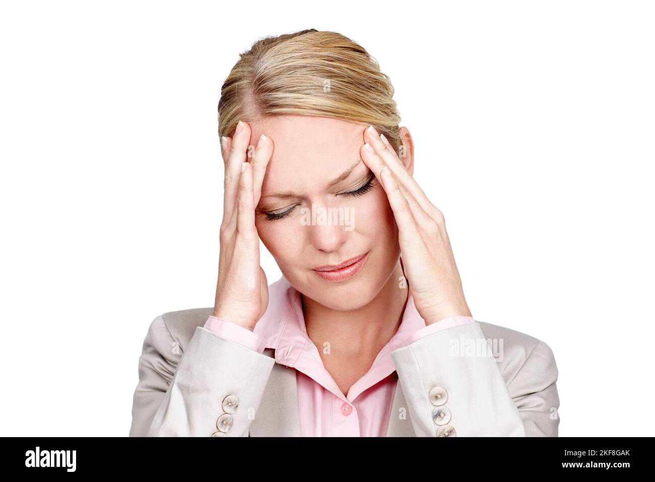 Le stress fait son tribut. Photo en studio d'une femme d'affaires qui a l'air stressée sur fond blanc. Banque D'Images