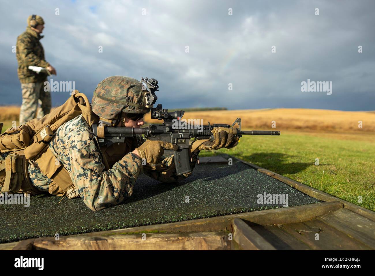 Caporal de lance du corps des Marines des États-Unis Kaiden Thompson, un rifleman avec 2nd peloton, Alpha Company, Fleet anti-terrorisme Security Team, Marine corps Security Force Regiment (MCSFR), tire un fusil d'assaut C8 pour le test annuel de tir au but de combat (ACMT) pendant la phase II de Tartan Eagle, camp d'entraînement d'Otterburn, Europe, le 26 octobre 2022. L'ACMT est une exigence pour le personnel de British Royal Marine et le MCSFR Marines de poursuivre la formation en direct sur les incendies ensemble. L'exercice Tartan Eagle est un exercice d'entraînement bilatéral annuel pour les Marines des États-Unis et les Marines britanniques avec 43 Commando Fleet protection Group R. Banque D'Images