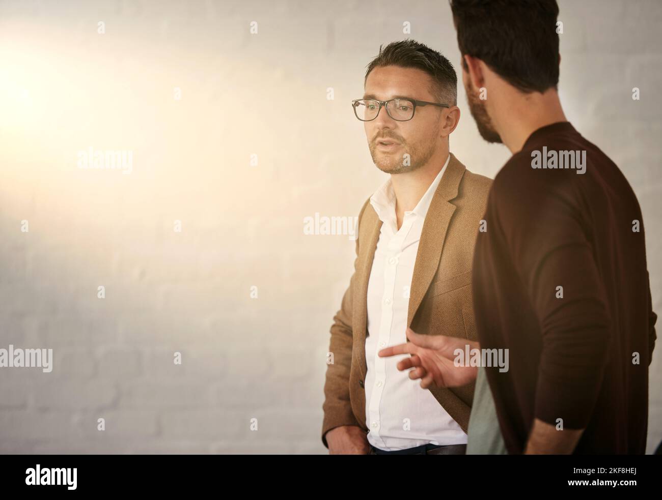 Planifier la prochaine grande chose... deux hommes d'affaires ayant une conversation. Banque D'Images