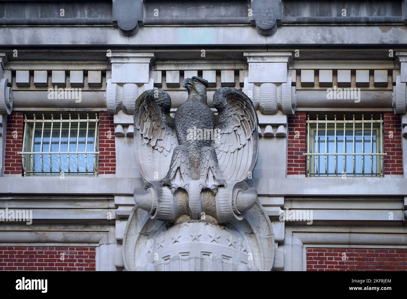 Écusson américain de l'aigle, gravé en pierre à l'extérieur du musée national de l'immigration d'Ellis Island Banque D'Images