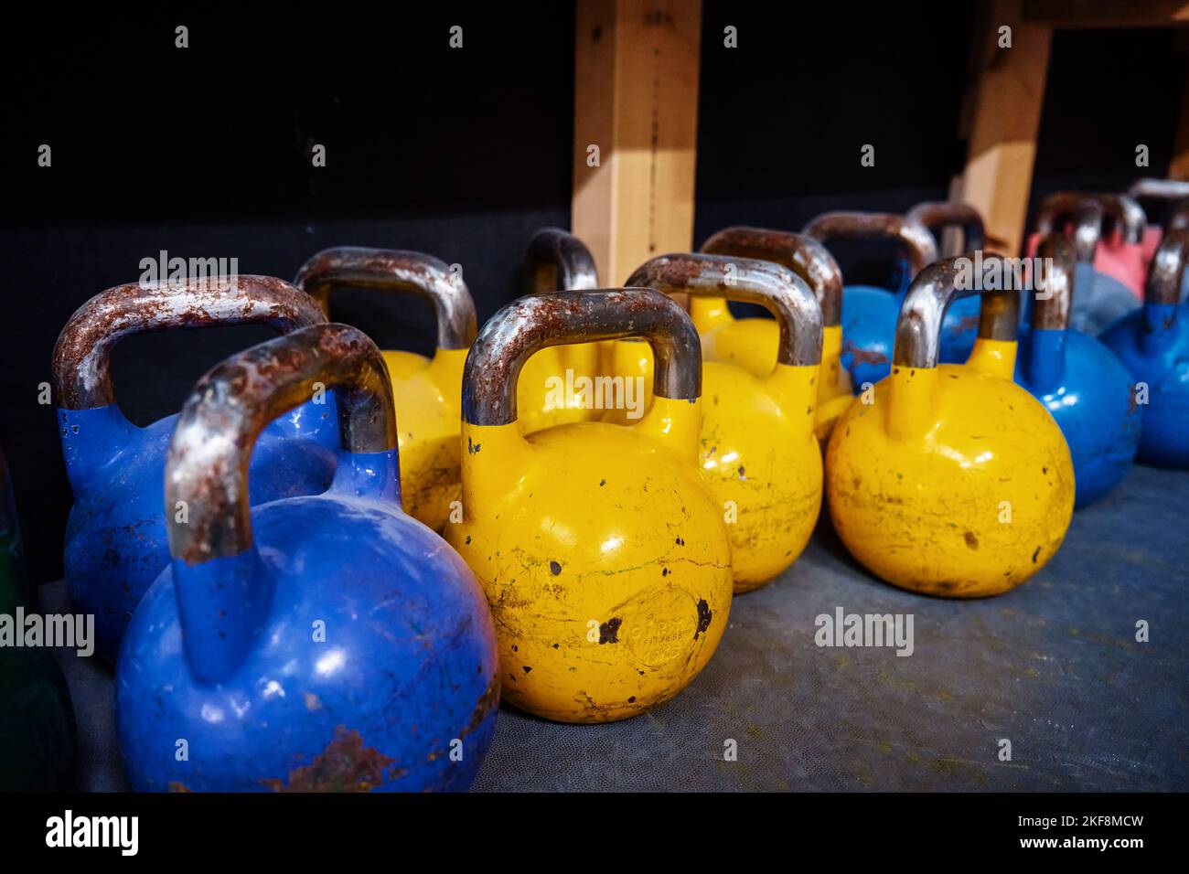 Une rangée de kettlebells colorés dans la salle de sport. Équipement pour les exercices sportifs. Concept d'activité sportive et de mode de vie sain Banque D'Images