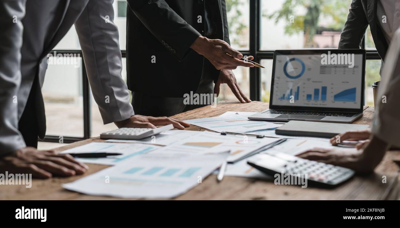 Démarrer une réunion d'affaires pour analyser et discuter de la situation sur le rapport financier dans la salle de réunion. Conseiller en placement, conseiller financier Banque D'Images