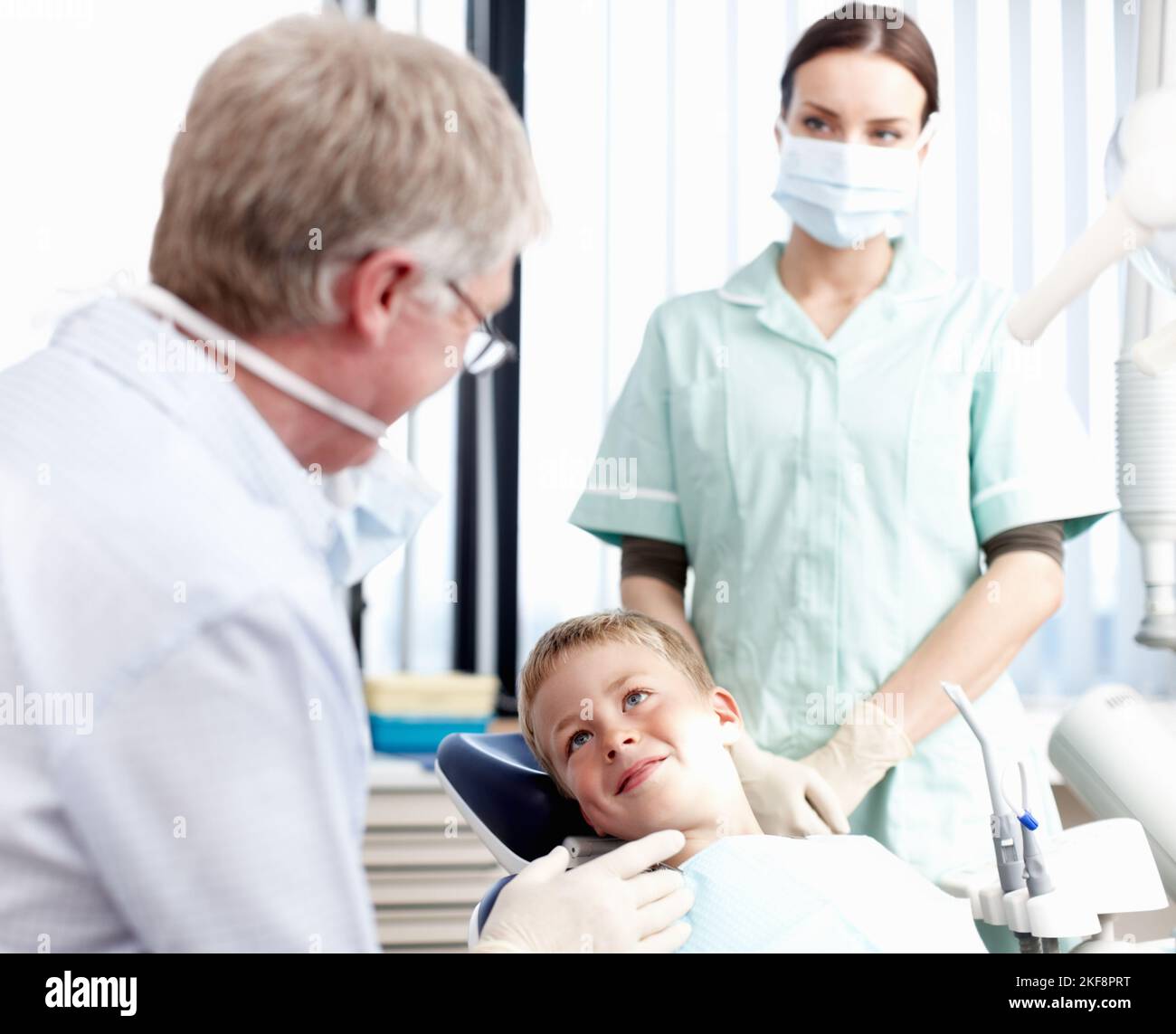 Dentiste au travail. Portrait d'un dentiste parlant avec son jeune