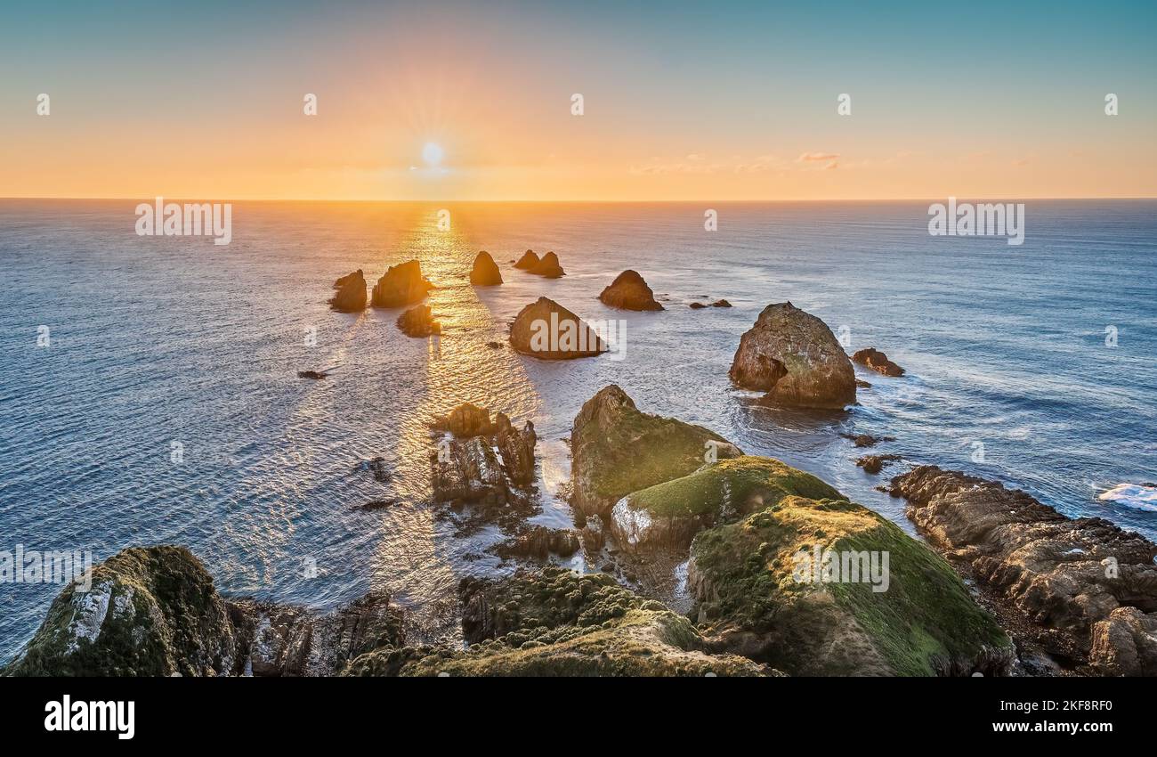 Un paysage de rochers dans la mer vu depuis le phare de Nugget point en Nouvelle-Zélande Banque D'Images