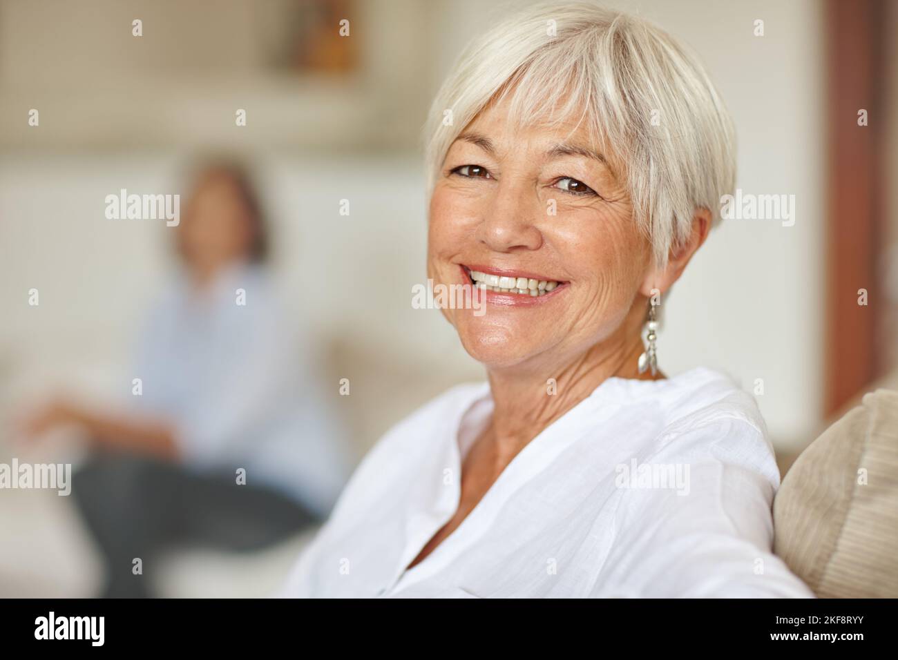 C'est tout sur votre vision de la vie. Portrait d'une femme âgée à la maison. Banque D'Images