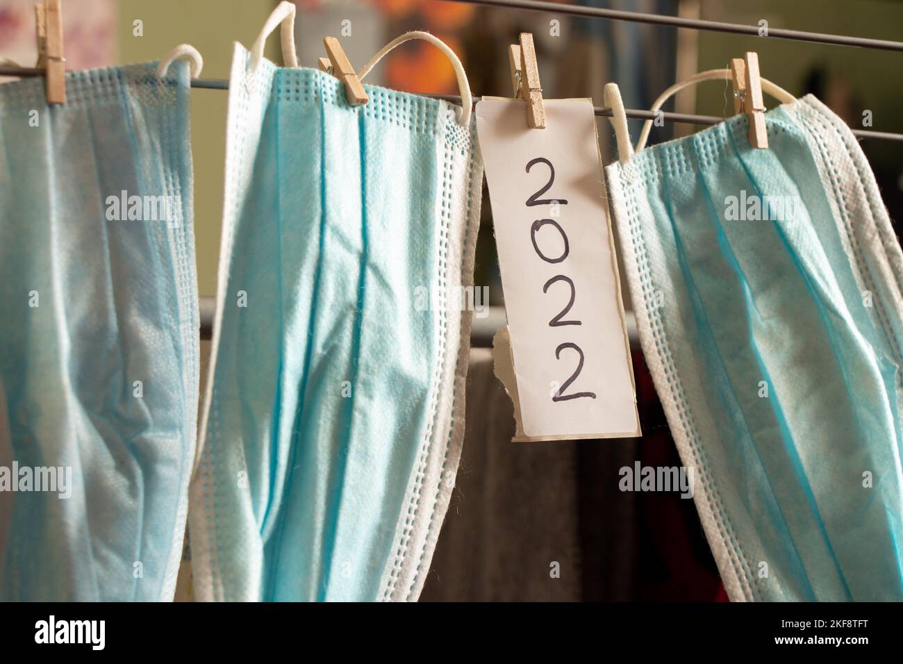 un masque médical accroché à une corde sur des épingles à linge à côté du texte 2022, la médecine dans la nouvelle année 2022 Banque D'Images