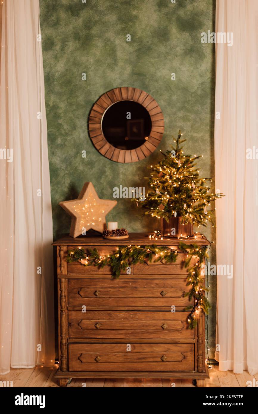 Commode en bois brun antique avec décoration de Noël Banque D'Images