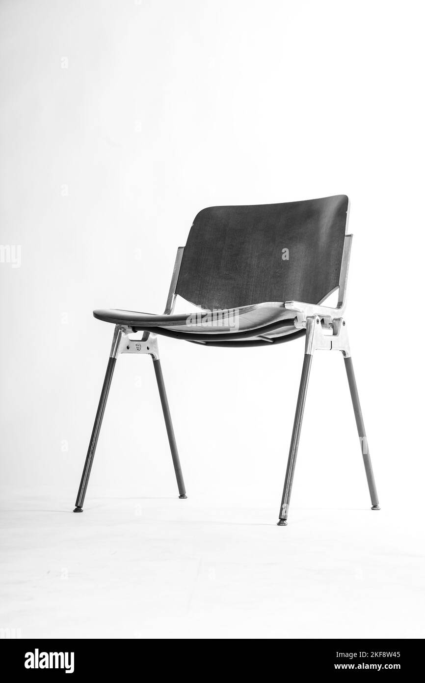Photo verticale d'une chaise d'entreprise noire isolée sur un fond blanc Banque D'Images