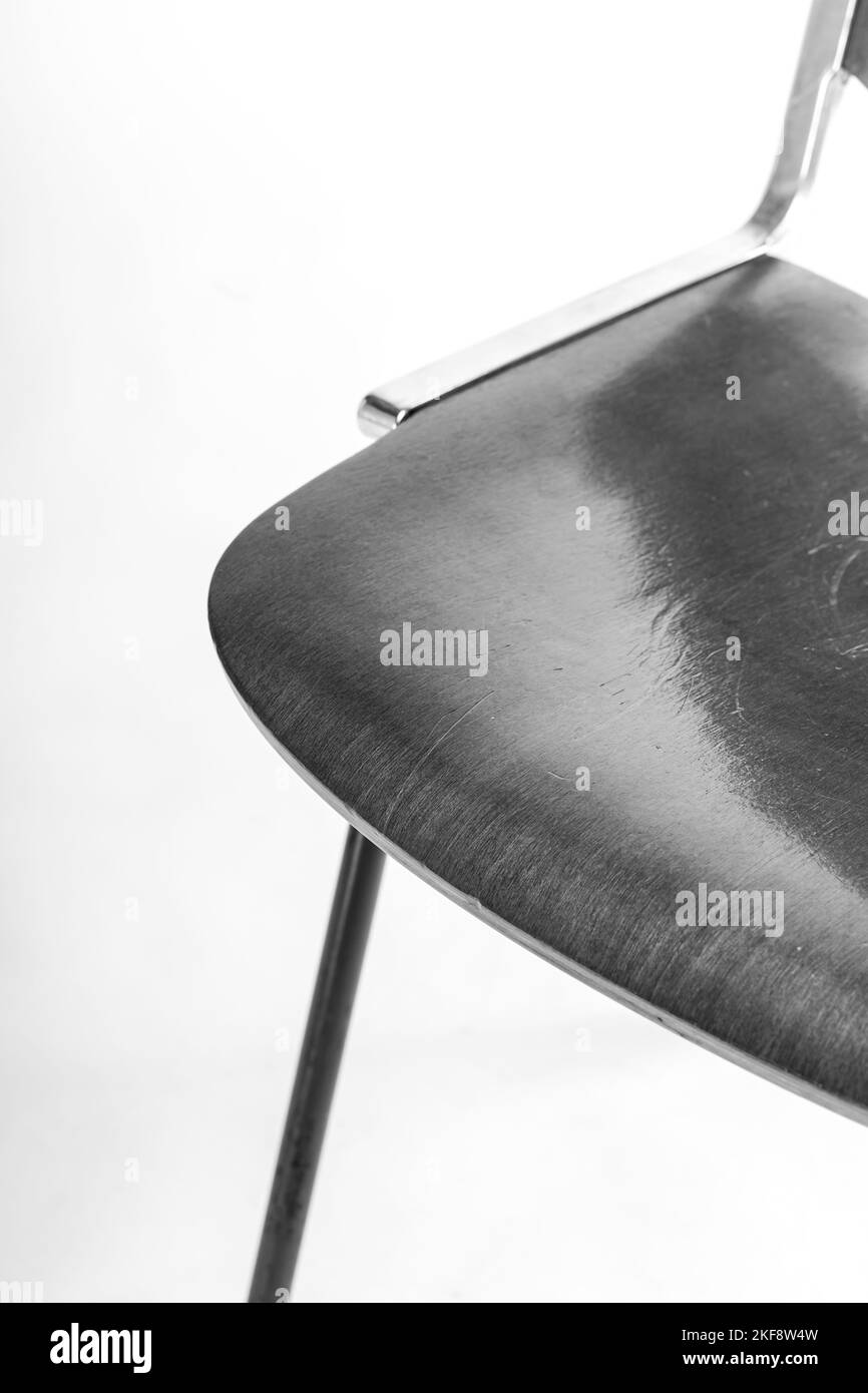 Photo verticale d'une chaise d'entreprise noire isolée sur un fond blanc Banque D'Images