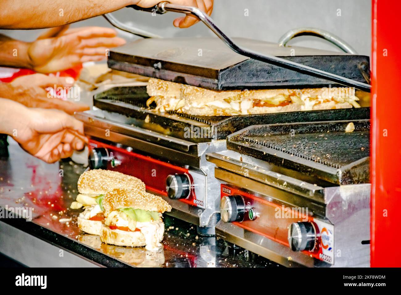 Babaarroudj Burgers dans Dely Ibrahim. Cheeseburgers préparés dans un restaurant de cuisine. Hamburgers remplis de mayonnaise et sauce ketchup goutte à goutte. Banque D'Images