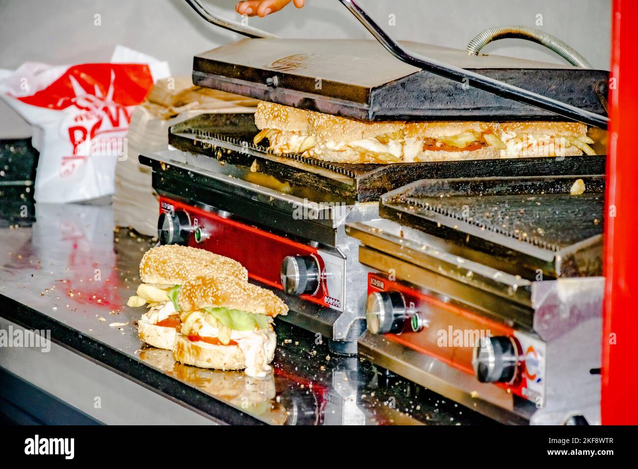 Cheeseburgers préparés dans un restaurant de cuisine. Deux hamburgers fourrées de mayonnaise et sauce ketchup goutte à goutte. Hamburgers Babaarroudj à Dely Brahim Banque D'Images