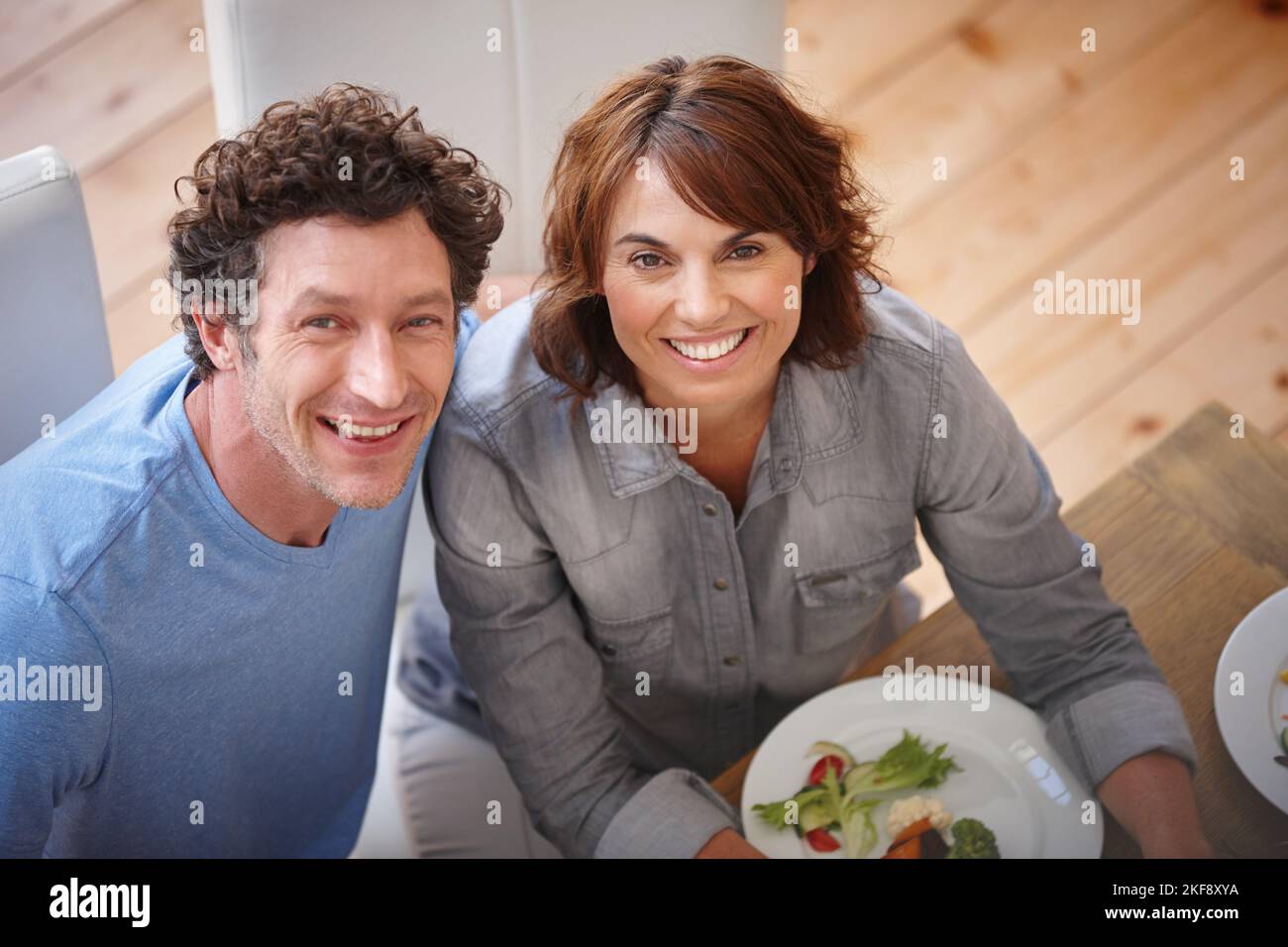 Fait avec amour. Portrait d'un couple souriant prenant un repas ensemble. Banque D'Images