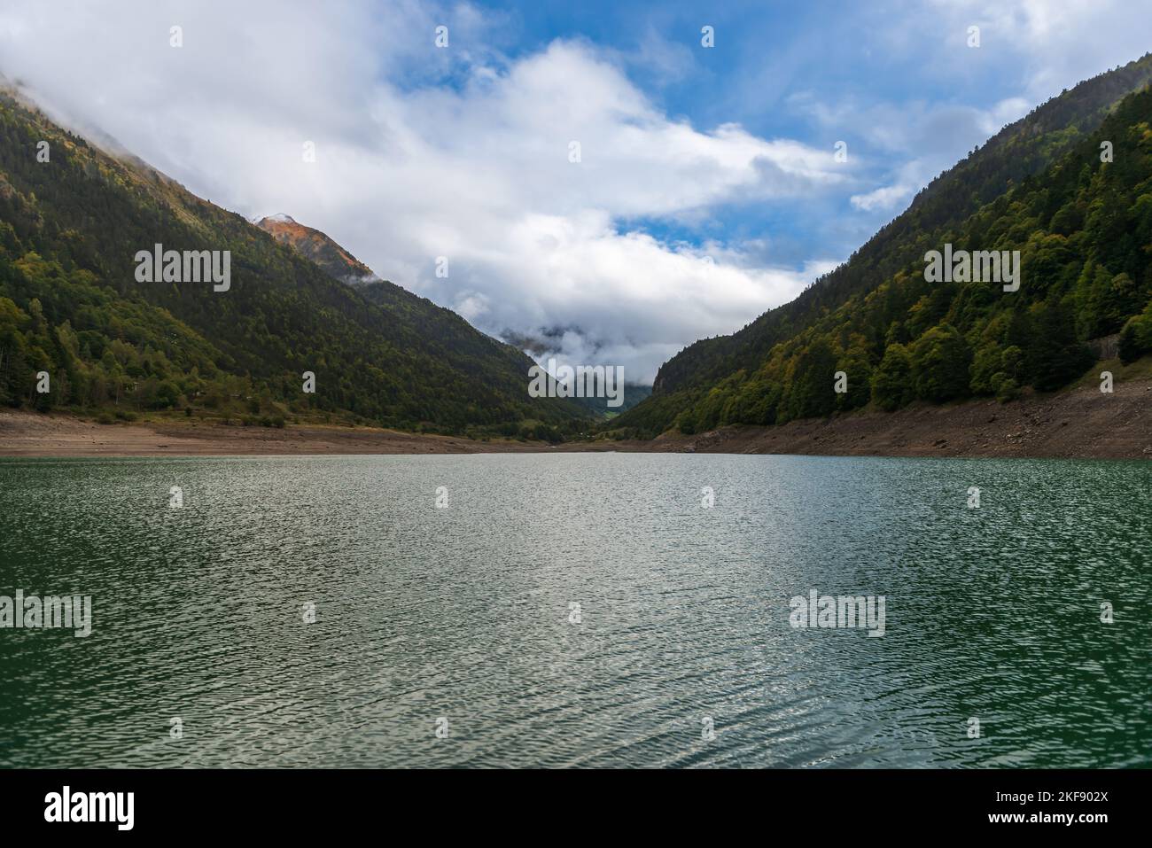 Lac de Fabreges dont le niveau d'eau est beaucoup plus bas que d'habitude. Dans les Pyrénées Atlantiques, en Nouvelle-Aquitaine, France Banque D'Images
