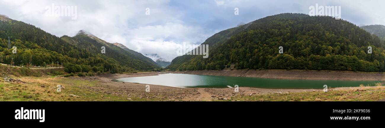 Lac de Fabreges dont le niveau d'eau est beaucoup plus bas que d'habitude. Dans les Pyrénées Atlantiques, en Nouvelle-Aquitaine, France Banque D'Images