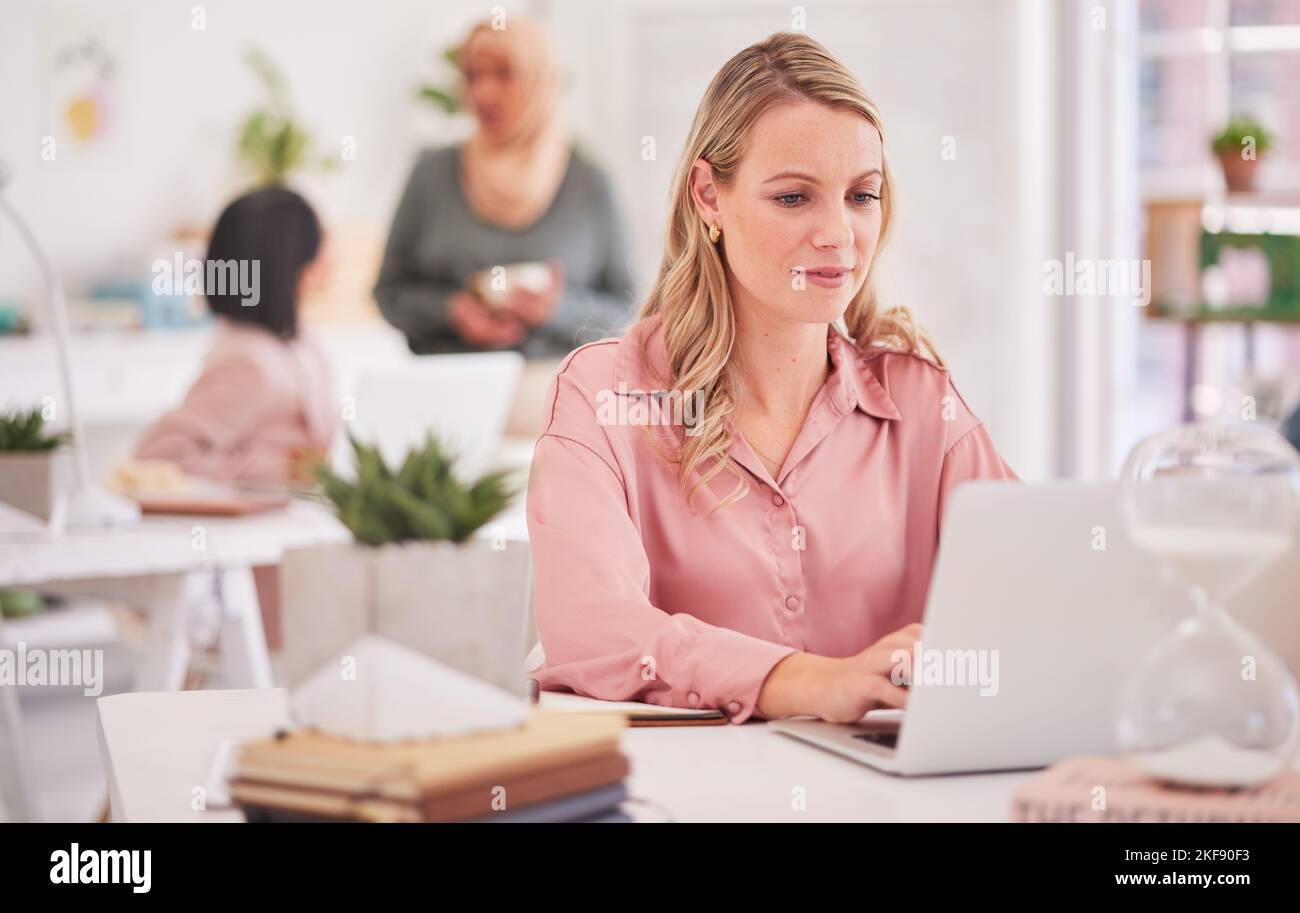 Entreprise, ordinateur portable et femme d'affaires projet de planification avec la technologie dans le bureau moderne. Directeur professionnel, de recherche et professionnel Banque D'Images