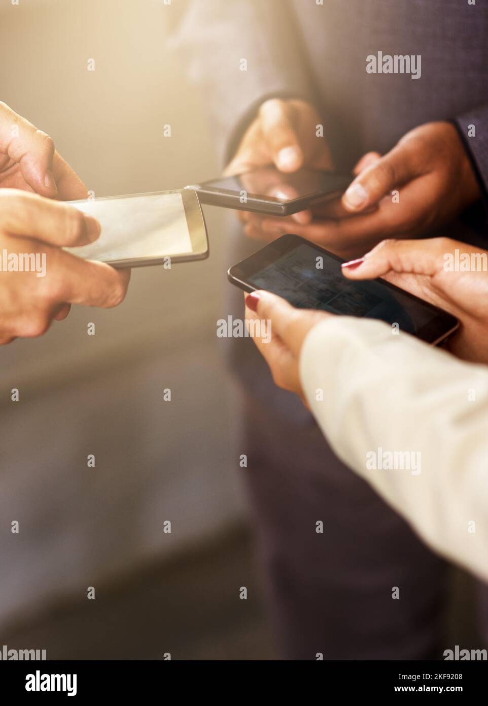 Il est plus intelligent de rester synchronisé. Vos collègues utilisent leurs appareils numériques en synchronicité. Banque D'Images