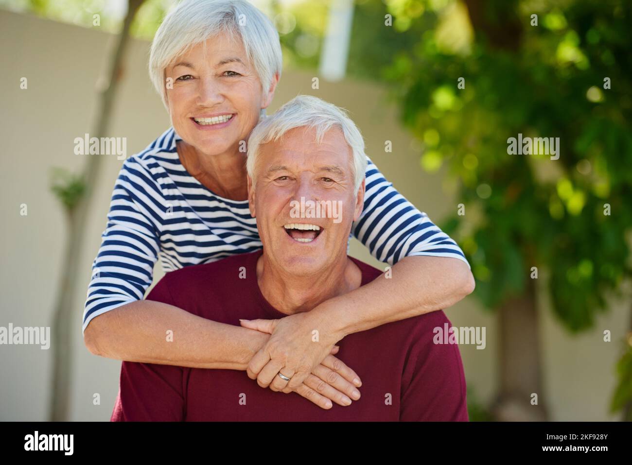 Toujours dans l'amour. Portrait court d'un couple senior affectueux en plein air. Banque D'Images