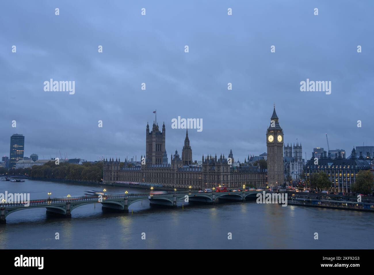 Westminster, Londres, Royaume-Uni. 17th novembre 2022. Météo au Royaume-Uni : les perspectives sont sombres, car Londres se réveille dans un ciel sombre et dans des nuages lourds le jour où la chancelière devrait annoncer un train de hausses d'impôts et de réductions des dépenses. Credit: Celia McMahon/Alamy Live News Banque D'Images