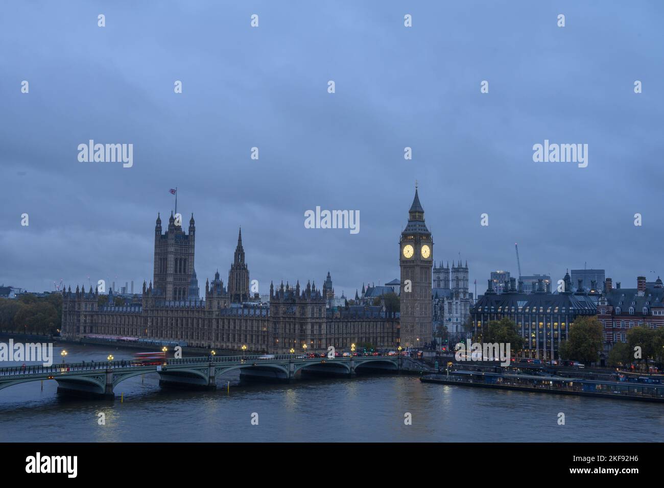 Westminster, Londres, Royaume-Uni. 17th novembre 2022. Météo au Royaume-Uni : les perspectives sont sombres, car Londres se réveille dans un ciel sombre et dans des nuages lourds le jour où la chancelière devrait annoncer un train de hausses d'impôts et de réductions des dépenses. Credit: Celia McMahon/Alamy Live News Banque D'Images