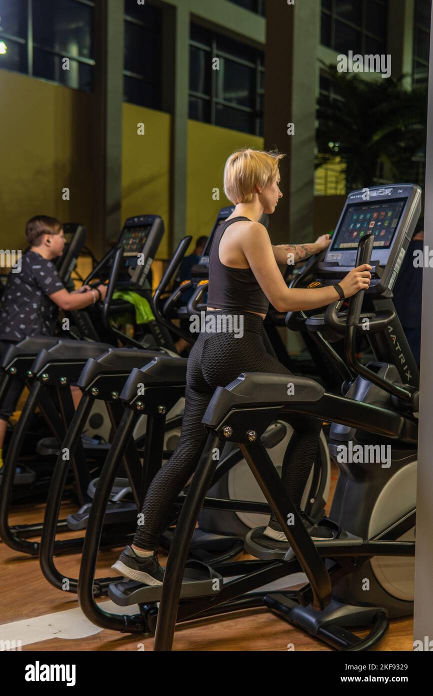 Machine elliptique d'entraînement pour jeune femme, pour l'exercice de forme pour l'activité d'apprentissage de loisirs, salle elliptique. Cardio club de vie, entraîneur Banque D'Images