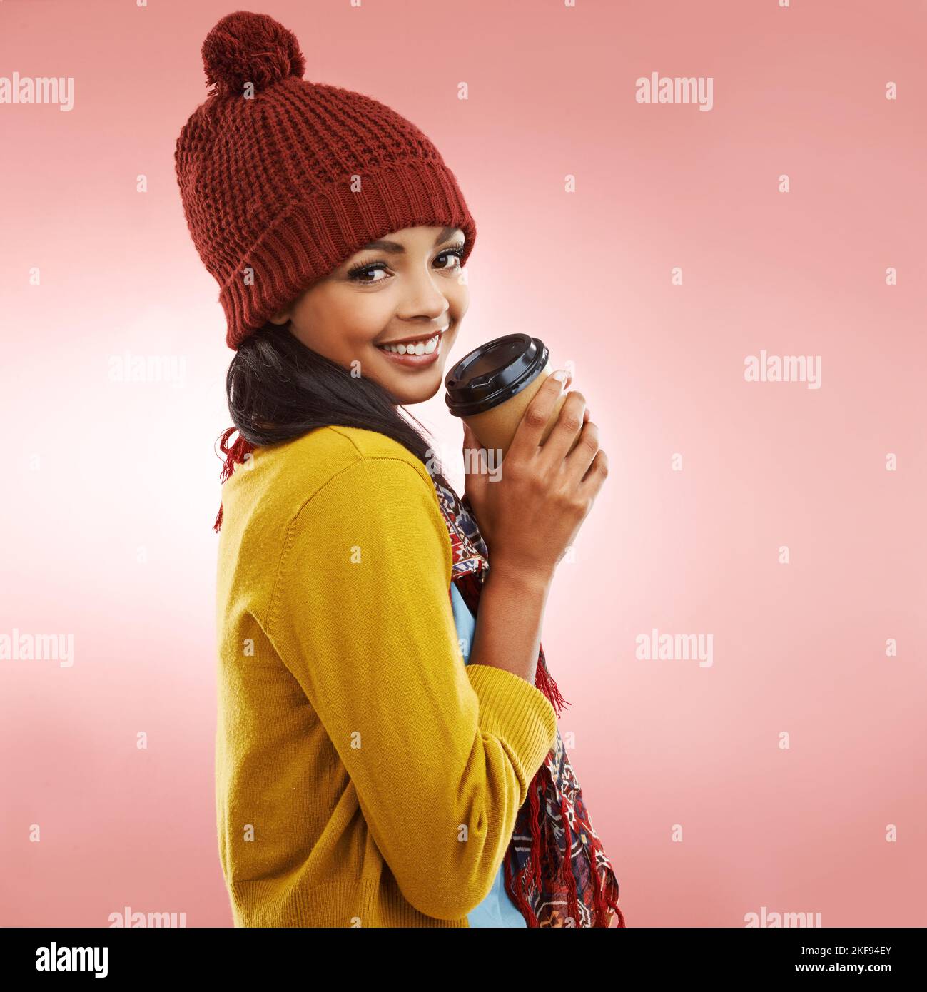 Êtes-vous prêt pour l'hiver ? Portrait court d'une jeune femme posant en vêtements d'hiver. Banque D'Images