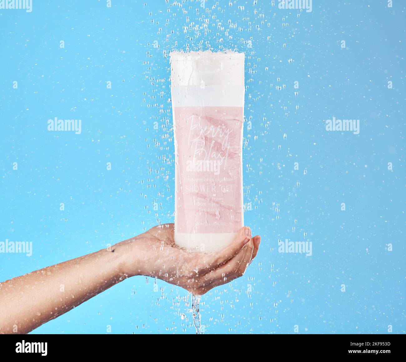 Soin de la peau, produit de savon et bouteille pour le nettoyage de gel douche, le bien-être et l'hygiène du corps avec de l'eau. Contenant en plastique pour la main pour la santé et Banque D'Images