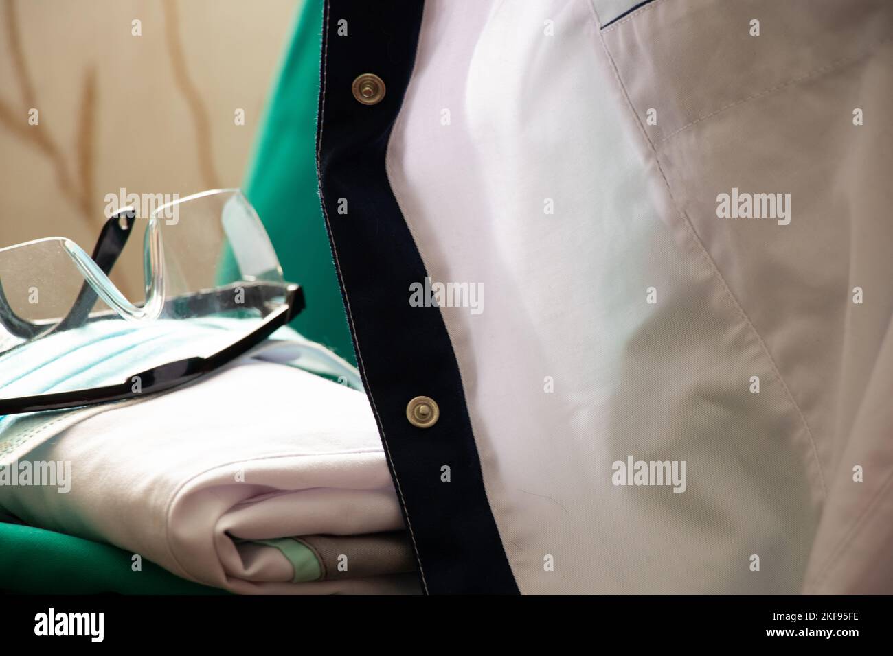 uniforme médical sur la table au bureau, médecine et santé, uniforme médical Banque D'Images