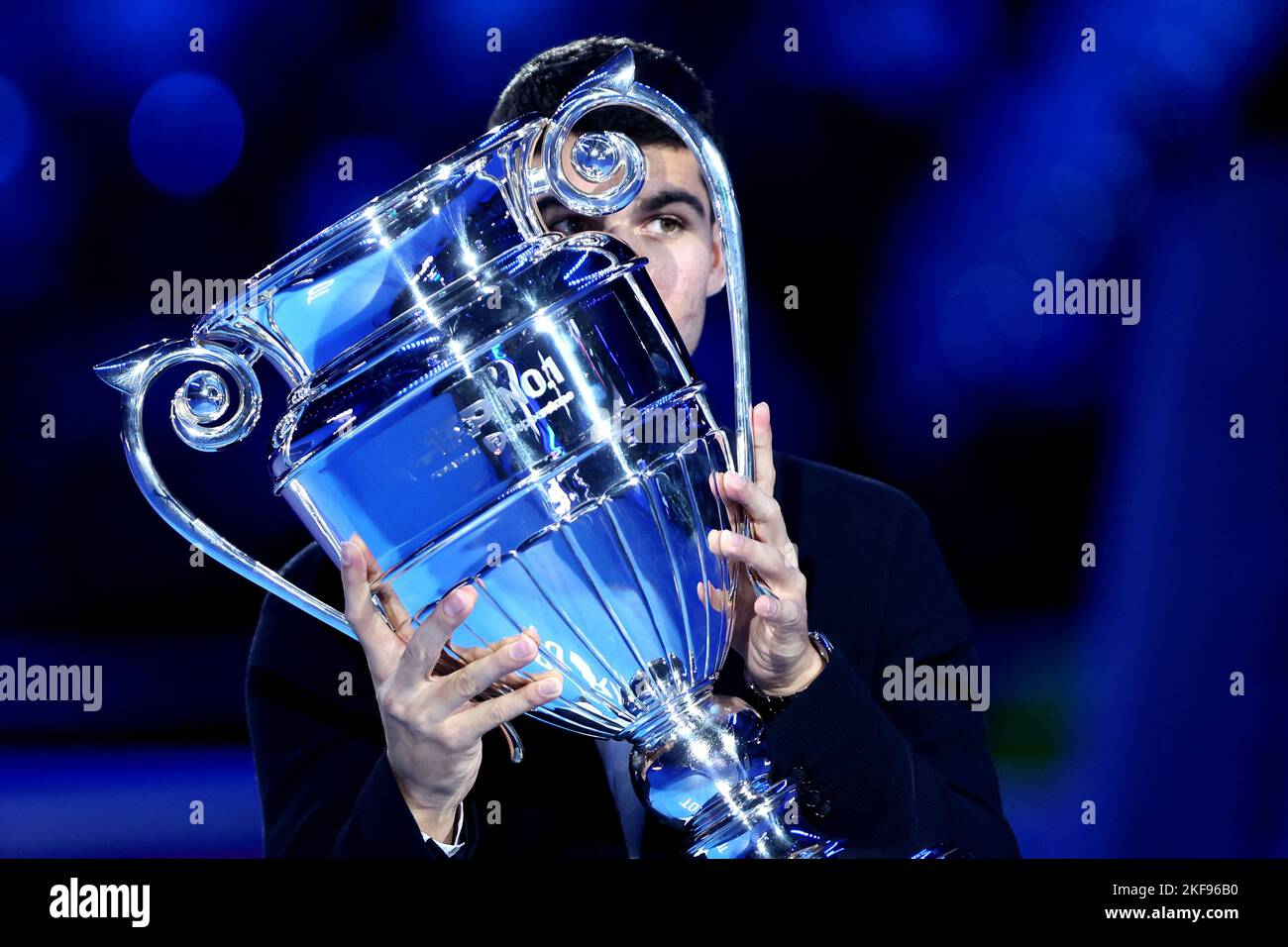 Turin, italie, 16/11/2022, Carlos Alcaraz Garfia d'Espagne avec le trophée du meilleur joueur de l'ATP 2022 au cours du quatrième jour des finales du Tour mondial de l'ATP de Nitto. Banque D'Images