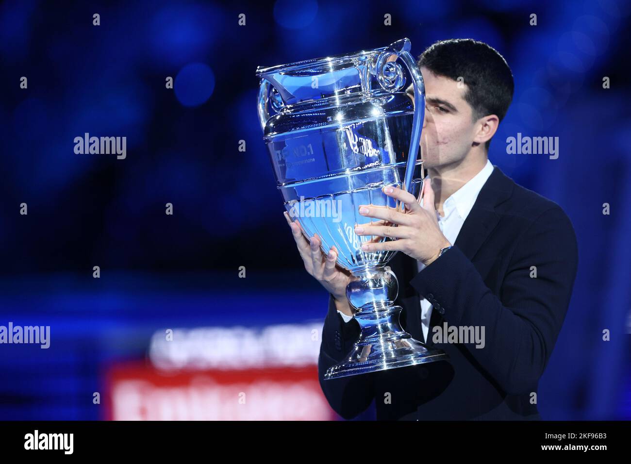 Turin, italie, 16/11/2022, Carlos Alcaraz Garfia d'Espagne avec le trophée du meilleur joueur de l'ATP 2022 au cours du quatrième jour des finales du Tour mondial de l'ATP de Nitto. Banque D'Images