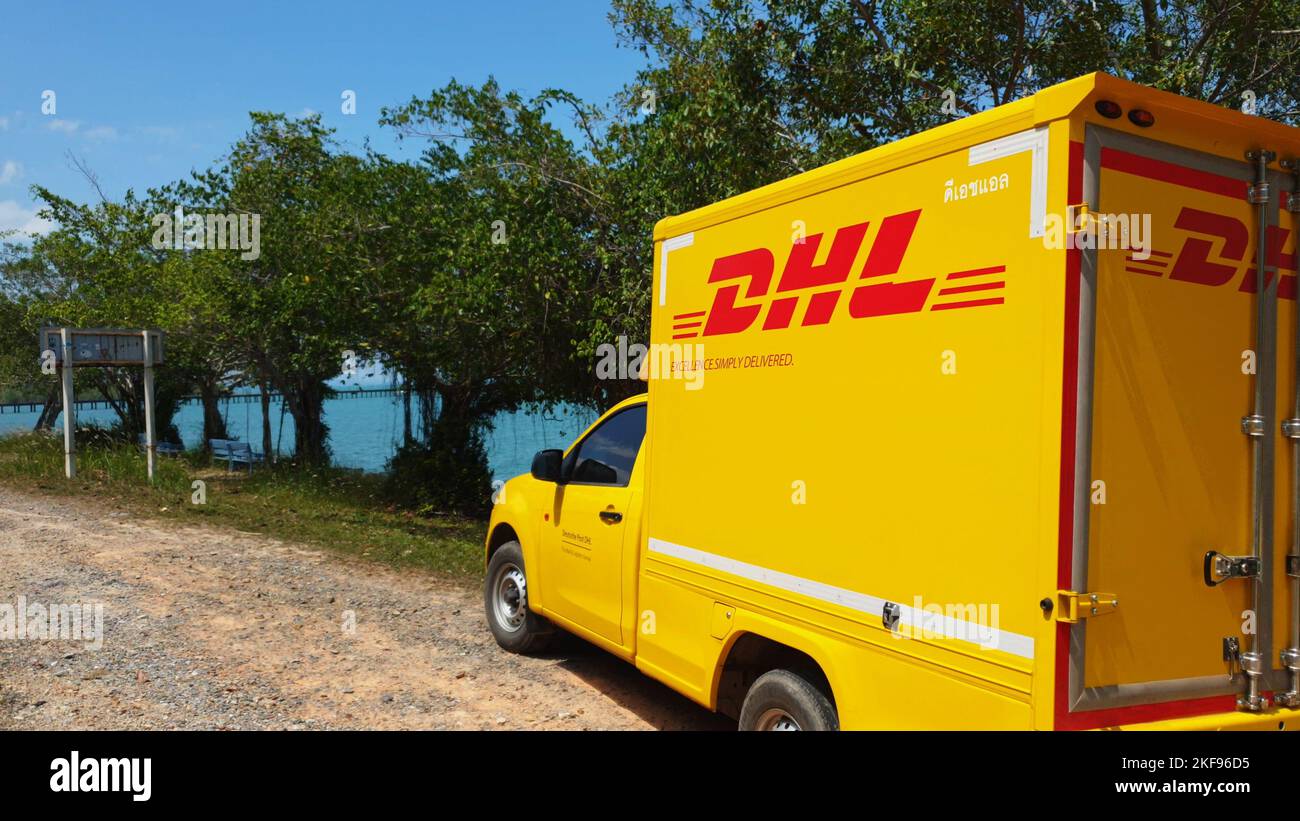 KOH CHANG, TRAT, THAÏLANDE - 11 NOVEMBRE 2022 : MINIBUS DE LIVRAISON DHL. DHL est leader mondial du secteur de la logistique. La voiture se trouve sur la plage. Le chauffeur se repose sur une île tropicale exotique par beau temps Banque D'Images