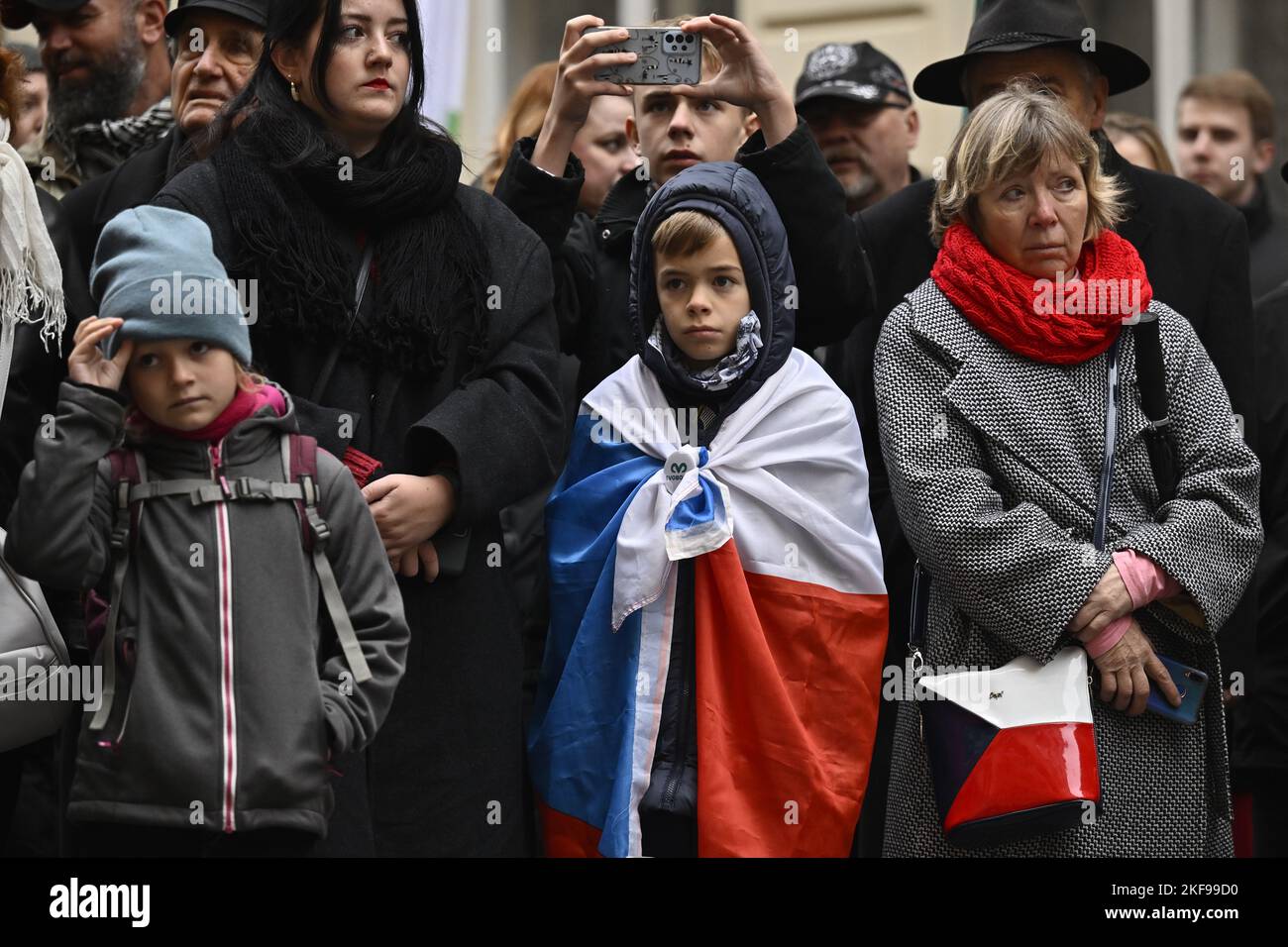 Prague, République tchèque. 17th novembre 2022. Les gens ont assisté à l'acte commémoratif pour se souvenir des étudiants de Hlavkova kolej (résidence), qui ont été victimes de la persécution nazie en 1939, et des événements de 1989 à Prague, République tchèque, 17 novembre 2022. Crédit : Ondrej Deml/CTK photo/Alay Live News Banque D'Images